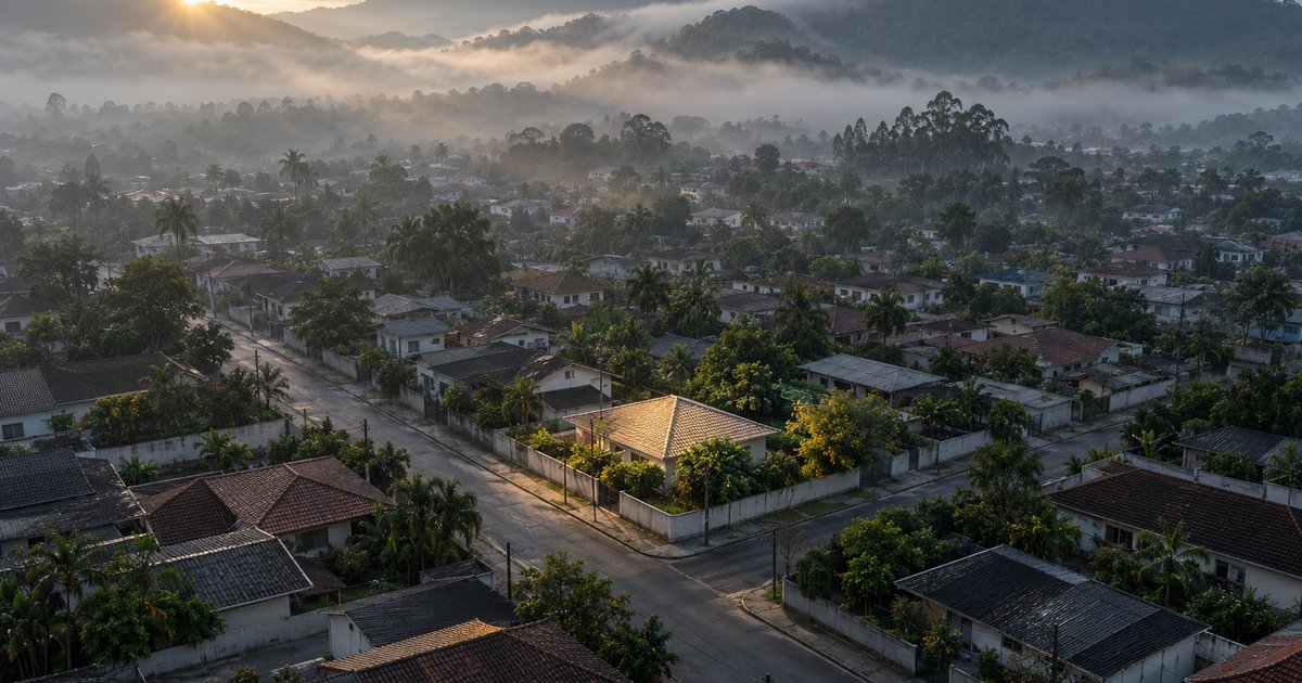 Bairro visto de cima ao amanhecer, com um único telhado iluminado em meio à neblina: como fazer minha empresa aparecer no Google